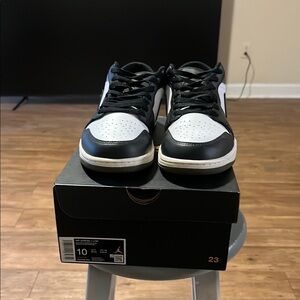 Jordan Men's Black and White Sneakers